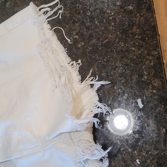 We the Free White Distressed high waist Short jeans. Size 26 - Picture 4 of 10